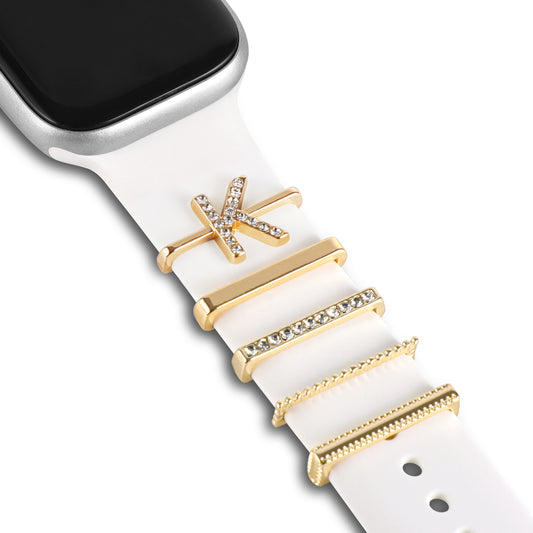 Die arktisband Apple Watch Charms „K Style“ sind ein stilvolles weißes arktisband-Accessoire mit goldenen und Strass-Charms – einschließlich des Buchstabens K – aus Edelstahl und Glas.