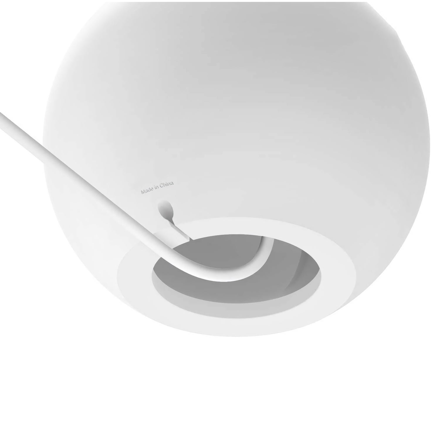 Nahaufnahme einer modernen weißen Kugellampe mit Kordel am Fuß, die das schlanke Design des arktis MagSafe Orbit Stand von arktis zeigt.