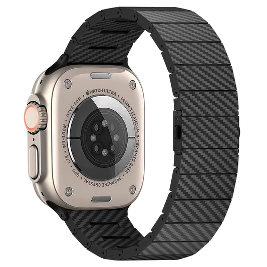 Rückansicht des arktisband Apple Watch Ultra KARBON Armbands von arktisband, mit minimalistischem Design und einem schwarzen Band, das echte Kohlefaser imitiert, und einem sichtbaren Sensor-Array auf dem Uhrengehäuse.