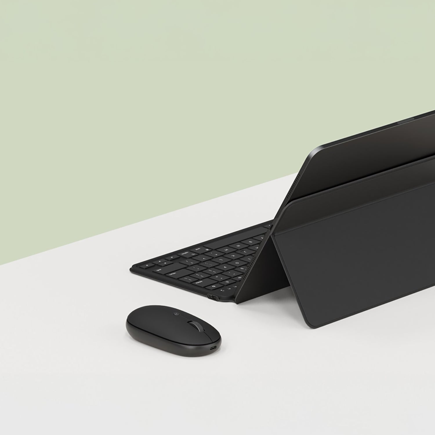 Eine kabellose Maus und die Satechi OntheGo Bluetooth-Tastatur mit Ständer liegen auf einem weißen Schreibtisch vor einem hellgrünen Hintergrund neben einem Qi2 Magnetic Wireless Car Charger, mit dem Sie Ihre Geräte mit Strom versorgen können.