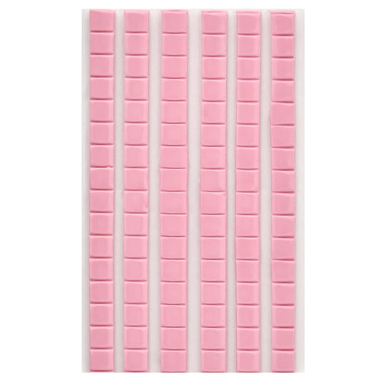 Auf einer weißen, rechteckigen Fläche sind sechs Reihen kleiner, quadratischer, rosa Kacheln mit weißen Zwischenräumen zu sehen – ideal, um iPhones zu präsentieren oder sie mit der arktis Reinigungsknete für iPhone, iPad und Apple Watch von arktis zu reinigen.