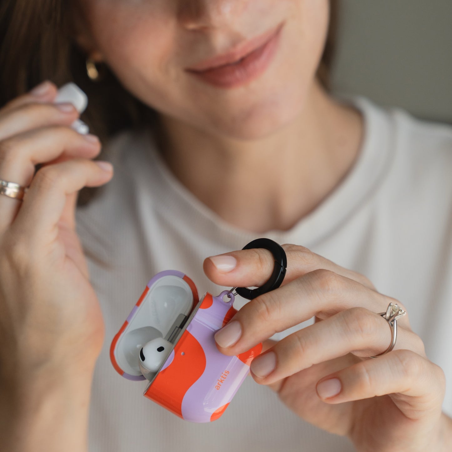 arktis AirPods 4 Hülle - Knokke Queen