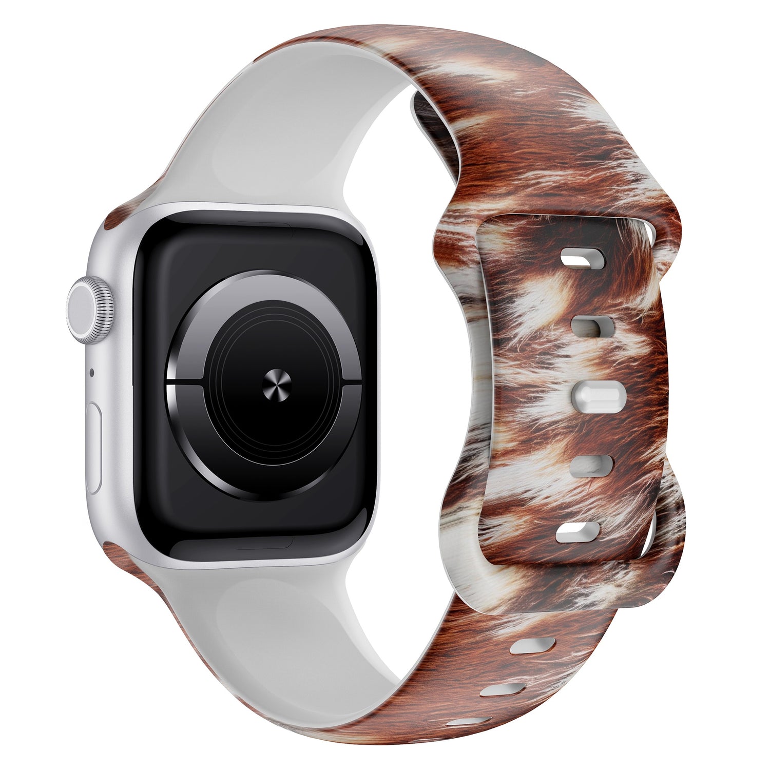 Das arktisband Kuhfell Braun Apple Watch Armband, abgebildet im Seitenwinkel an einer silbernen Smartwatch, verfügt über ein braun-weißes, pelzgemustertes Silikonband. Ideal für sportliche Aktivitäten, vereint es modernes Design mit alltagstauglicher Funktionalität.