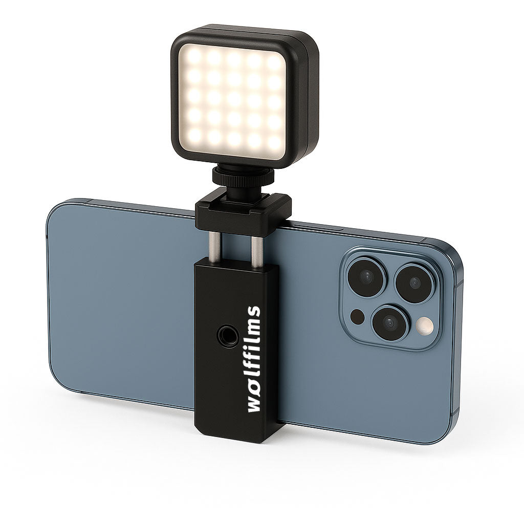 Smartphone mit aufsteckbarem LED-Licht und Wolffilms Smartphone-Universalhalterung, ideal zum Fotografieren oder für Videoaufnahmen.