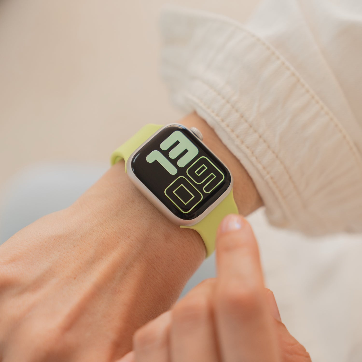Eine Person trägt das Arktisband Apple Watch Silikonarmband "Sport" mit gelbem Band und digitaler Zeitanzeige am Handgelenk - ideal als Armband für Alltag und Sport.