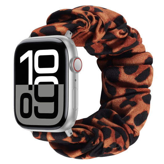 Das arktisband Apple Watch Scrunchie Armband "Elanora" hat einen stylischen braunen und schwarzen Leopardenprint für einen modischen Look.