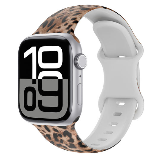 Das arktisband Leopard Apple Watch Armband von arktisband verfügt über ein stylisches Silikonband mit Leoparden-Print, perfekt für sportliche Aktivitäten, hier auf einer Smartwatch mit Digitalanzeige vor weißem Hintergrund.