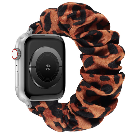 Das arktisband Apple Watch Scrunchie Armband "Elanora" mit Leopardenprint und elastischem Design bietet stilvollen Komfort und einen trendigen Look.