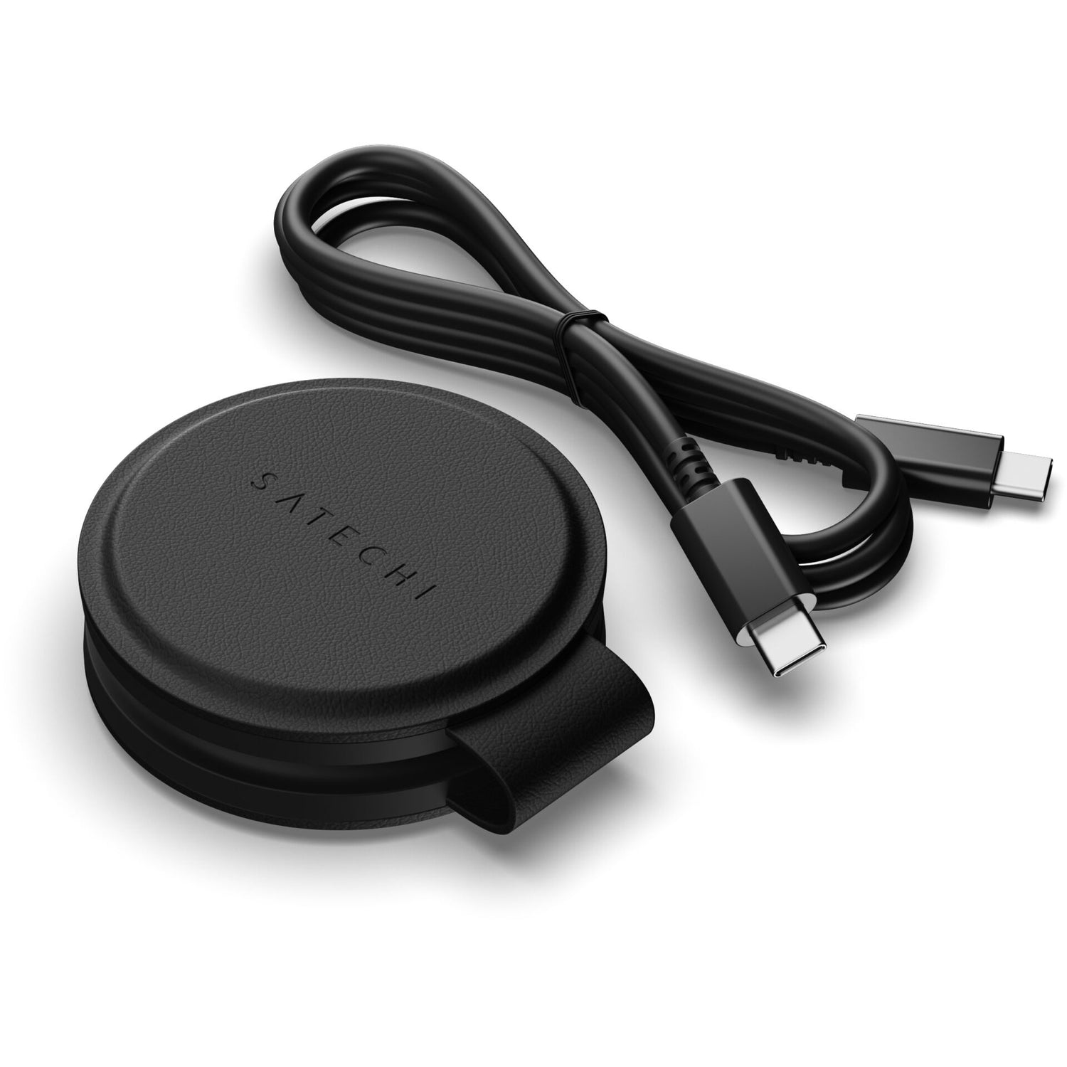 Das Satechi OntheGo 2-in-1 Wireless Charger von Satechi, in rundem schwarzem Design, MagSafe-kompatibel, mit USB-C-Kabel, wird auf weißem Hintergrund dargestellt.