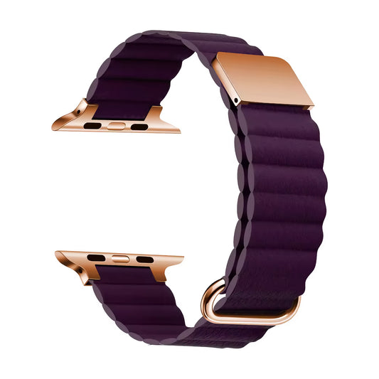 Das Arktisband Kunstlederarmband „Gustino“ für Apple Watch ist ein dunkelviolettes, strukturiertes Kunstleder-Schlaufenband mit goldenen Anschlüssen und Schnalle, magnetischem Verschluss und ist auf weißem Hintergrund abgebildet.