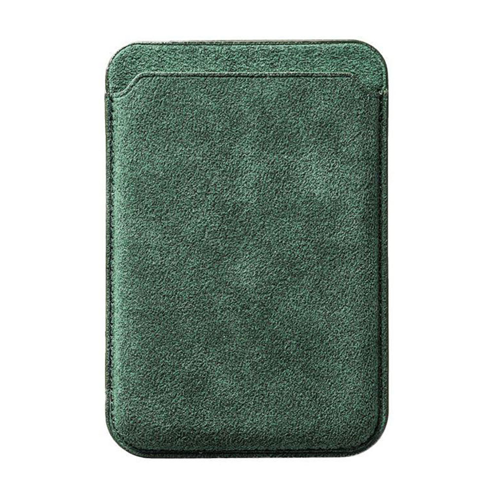 An arktis iPhone MagSafe Kartenhalter aus Alcantara in grün mit abgerundeten Ecken, präsentiert vor weißem Hintergrund.