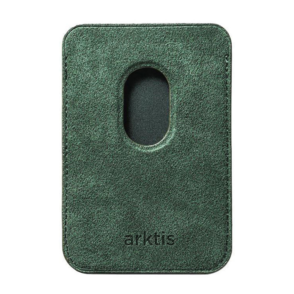 Der arktis iPhone MagSafe Kartenhalter aus Alcantara ist ein grüner Kartenhalter mit einer ovalen Aussparung in der Mitte, der als elegante iPhone Geldbörse dient und auf dessen Unterseite das arktis Logo eingeprägt ist.