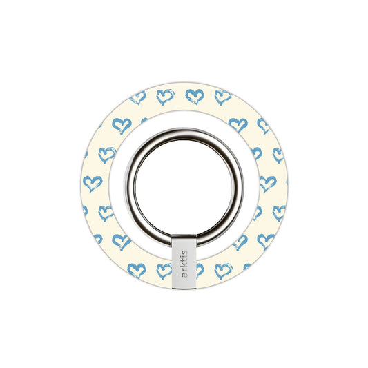 Magnetischer Ringhalter für MagSafe - Blue Hearts von arktis: Runder Griff mit blauem Herzmuster auf Creme, silbernem Ring und N52-Magneten für starken Halt - ein stylisches iPhone Zubehör und perfekter MagSafe Halter.