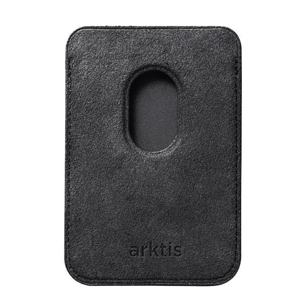 Der arktis iPhone MagSafe Kartenhalter aus Alcantara ist ein schwarzes, rechteckiges Portemonnaie mit einem großen, ovalen Daumenschlitz und einer "arktis"-Prägung auf der Unterseite, gefertigt aus hochwertigem Alcantara zur praktischen Aufbewahrung von Karten.