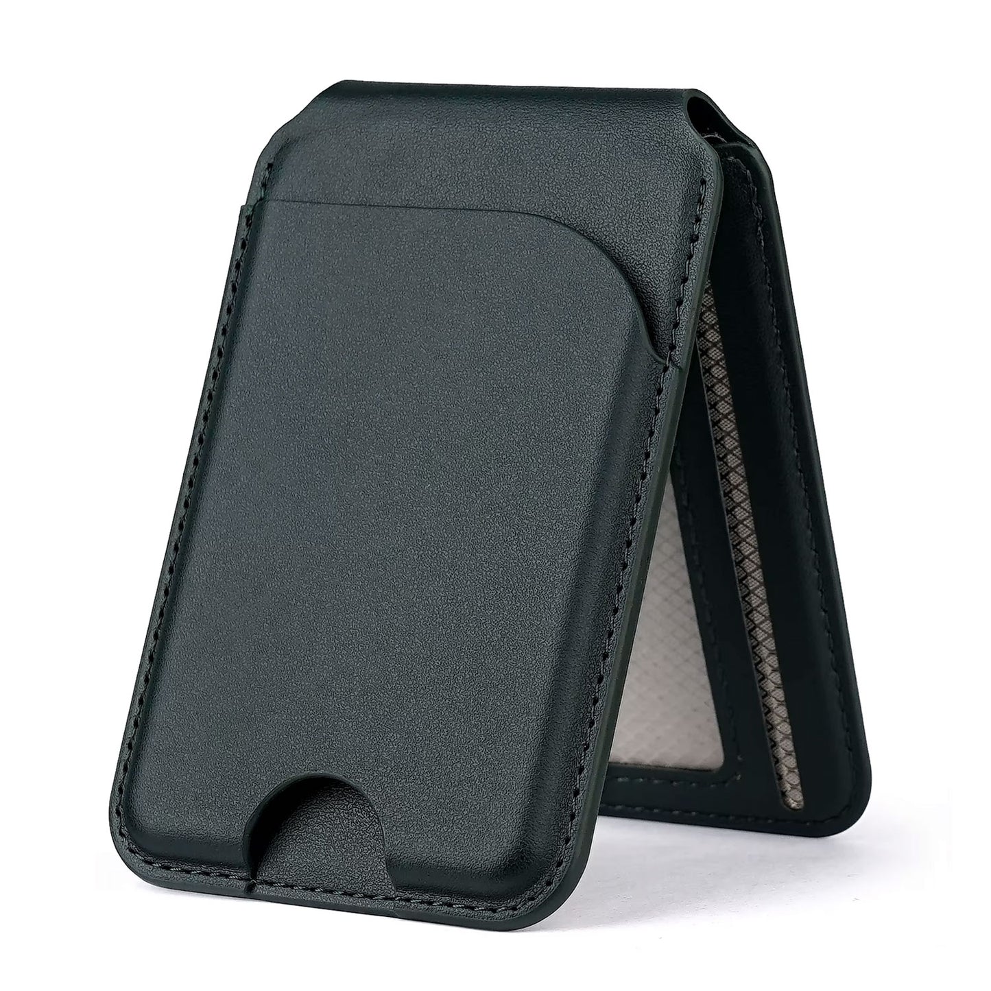 Der arktis iPhone MagSafe Wallet Kartenhalter von arktis ist ein dunkelgrüner Kunstleder-Kartenhalter, der aufrecht stehend und teilweise geöffnet gezeigt wird, um das Innere zu enthüllen. Er ist mit dem iPhone 12 kompatibel und bietet MagSafe-Komfort und modernen Stil.