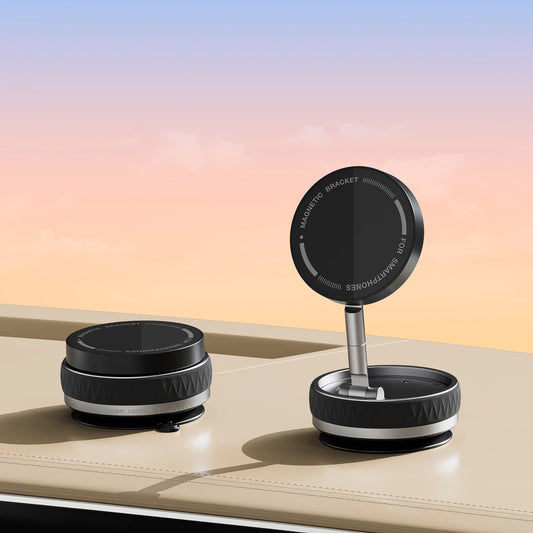 Zwei schwarz-silberne arktis MagicDock iPhone MagSafe-Halterungen von arktis, jede mit einem flexiblen Gelenkarm, ruhen auf einer hellbraunen Oberfläche mit einem pastellfarbenen Himmel im Hintergrund.
