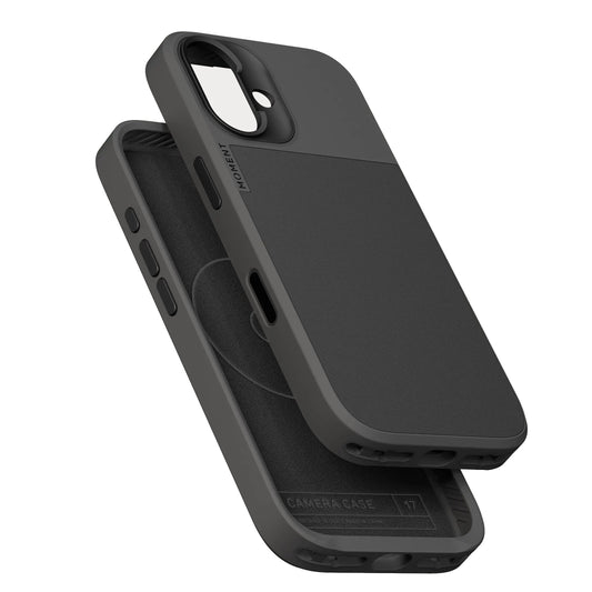 Zwei schwarze Smartphone-Taschen, darunter die MOMENT iPhone 17 Kameratasche MagSafe, sind vor einem weißen Hintergrund übereinander gestapelt.