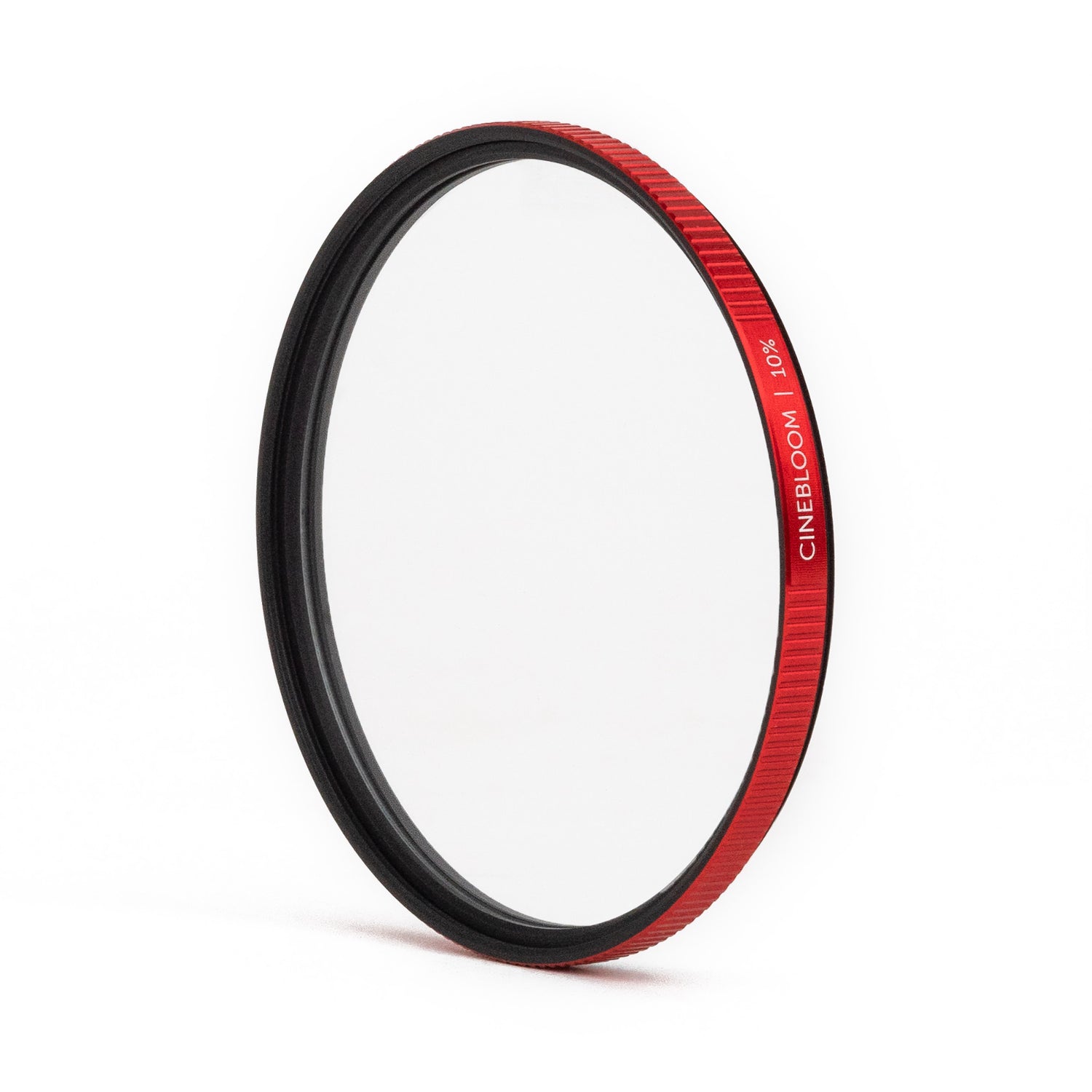 Der MOMENT 67mm CineBloom Diffusionsfilter mit rotem CINEBLOOM 10% Rand und aus hochwertigem Glas gefertigt, steht auf einem weißen Hintergrund und bietet einen sanften Diffusionseffekt für filmische Bilder.