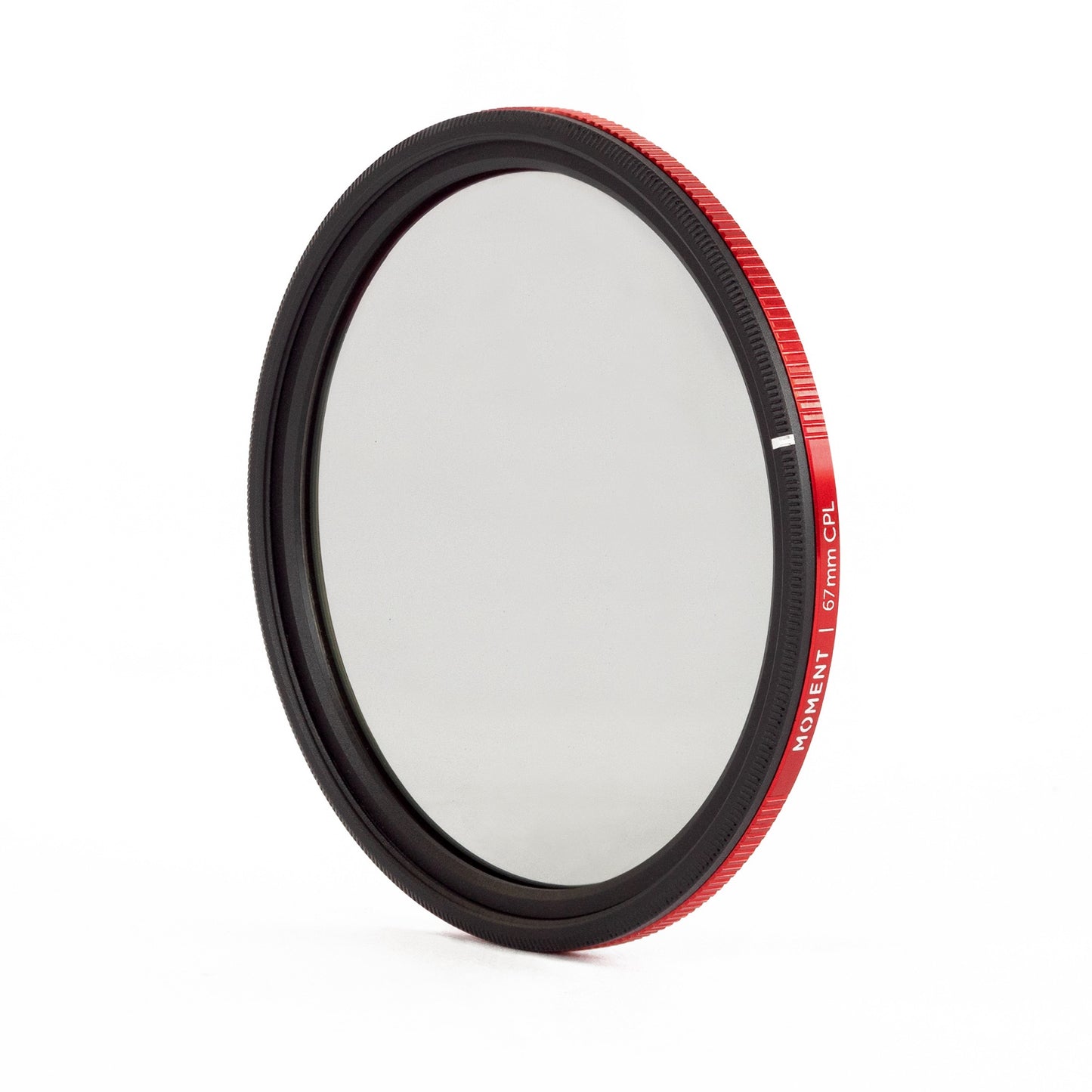 Der MOMENT 67mm AntiGlare CPL-Filter steht aufrecht auf einem weißen Hintergrund - ein hochwertiges Kamerazubehör für verbesserte Bildklarheit.
