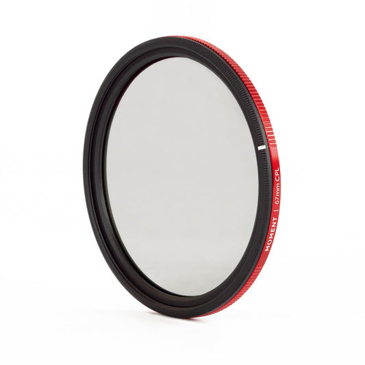 Der MOMENT 67mm AntiGlare CPL-Filter steht aufrecht auf einem weißen Hintergrund - ein hochwertiges Kamerazubehör für verbesserte Bildklarheit.