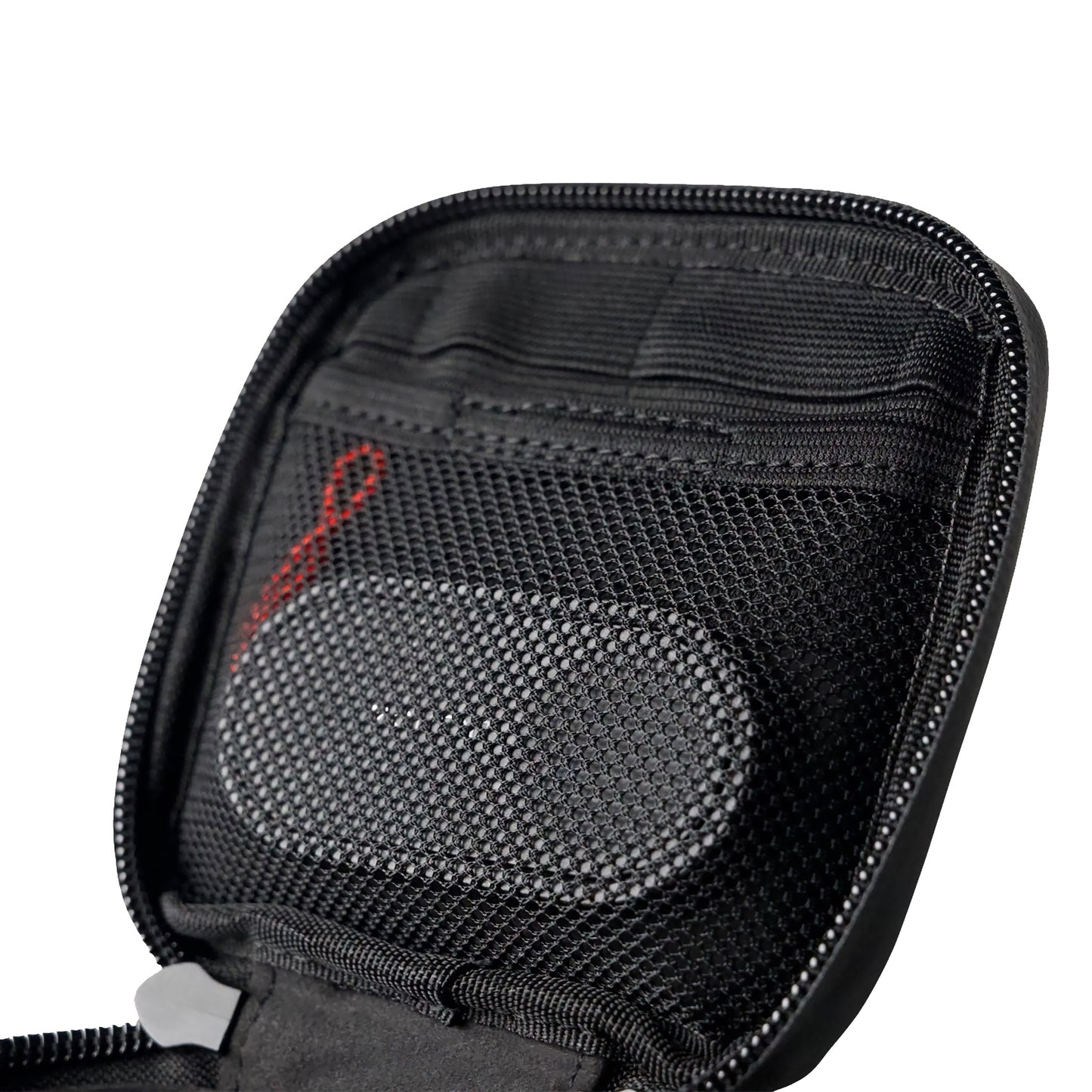 Nahaufnahme einer geöffneten MOMENT Wetterfestes Mobile Lens Carrying Case für 2 Linsen mit Netztasche und elastischen Gurten im Inneren - ideal zum Schutz Ihrer mobilen Linsen.