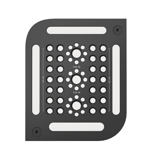 Die MOMENT Cheese Plate Mount für Supercage ist eine schwarze Montageplatte mit mehreren kreisförmigen Löchern und beschrifteten Maßen, kompatibel mit ARRI Anti-Twist Systemen.