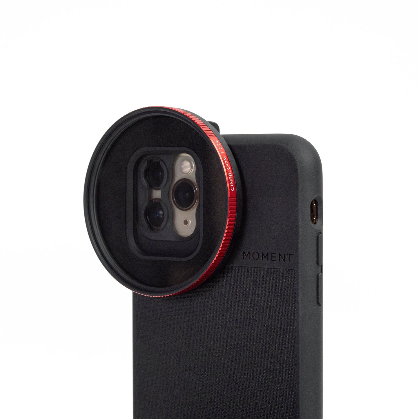 Smartphone mit schwarzem Gehäuse und einem großen roten MOMENT 67-mm-CineBloom-Diffusionsfilter, der einen subtilen Weichzeichnungseffekt für die hinteren Kameras erzeugt.