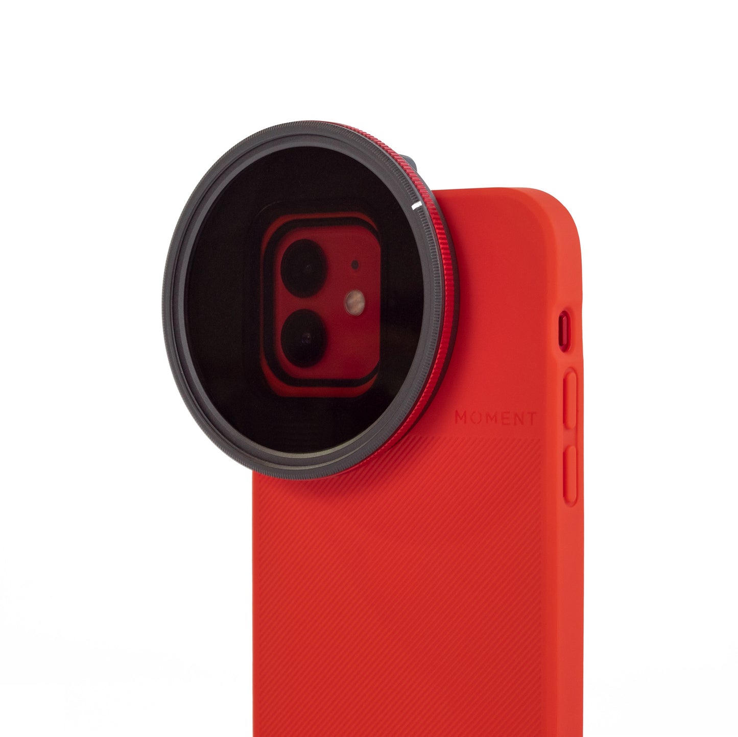 Ein rotes Smartphone mit einer großen rückwärtigen Kameralinse, die mit dem MOMENT 67mm AntiGlare CPL Filter ausgestattet ist, wird vor einem weißen Hintergrund gezeigt.