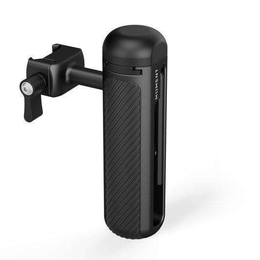 Der MOMENT Universal Mobile Grip mit NATO Mount ist ein schwarzer, zylindrischer Smartphone-Kamerakäfig mit strukturiertem Griff, Seitenklemme und MOMENT-Branding.