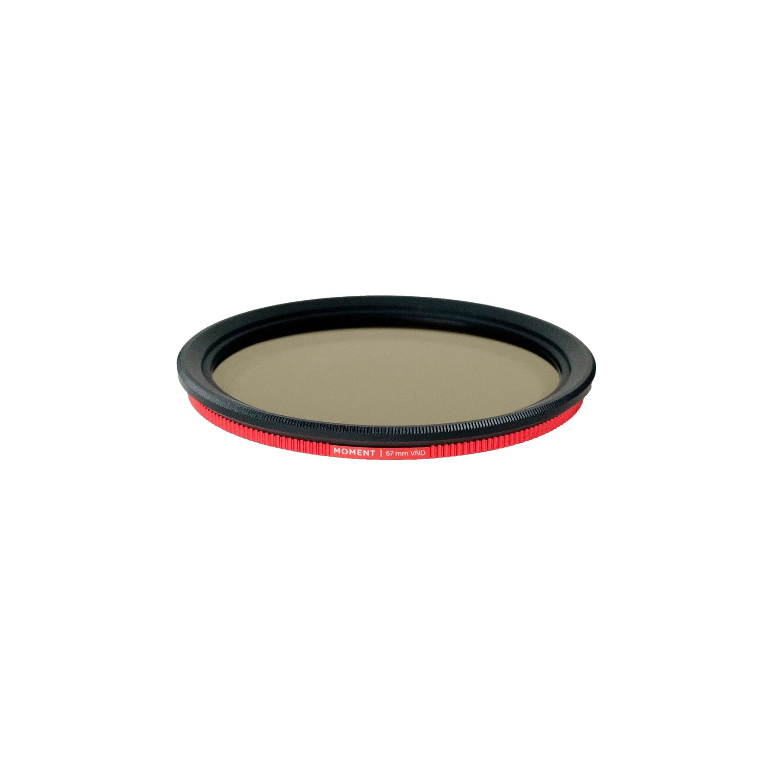 Der MOMENT 67mm Variable ND-Filter (2-7 Stop) hat einen schwarzen Rand und einen roten Ring für eine verbesserte Belichtungssteuerung, isoliert auf weißem Hintergrund dargestellt.