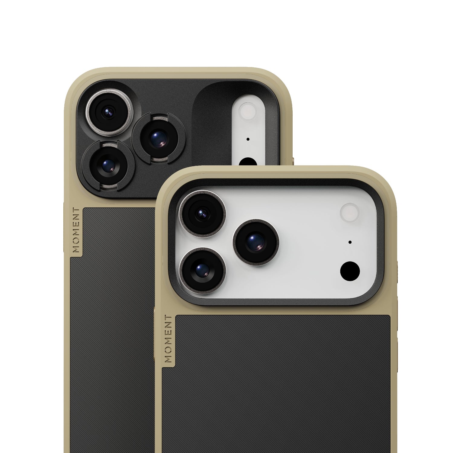Das MOMENT iPhone 17 Pro Max Camera Case MagSafe in den Farben Hellbraun und Schwarz verfügt über drei Aussparungen für die Rückfahrkamera und einen MOMENT-Schriftzug an der Seite, um die Kamerafunktion des iPhones zu verbessern.