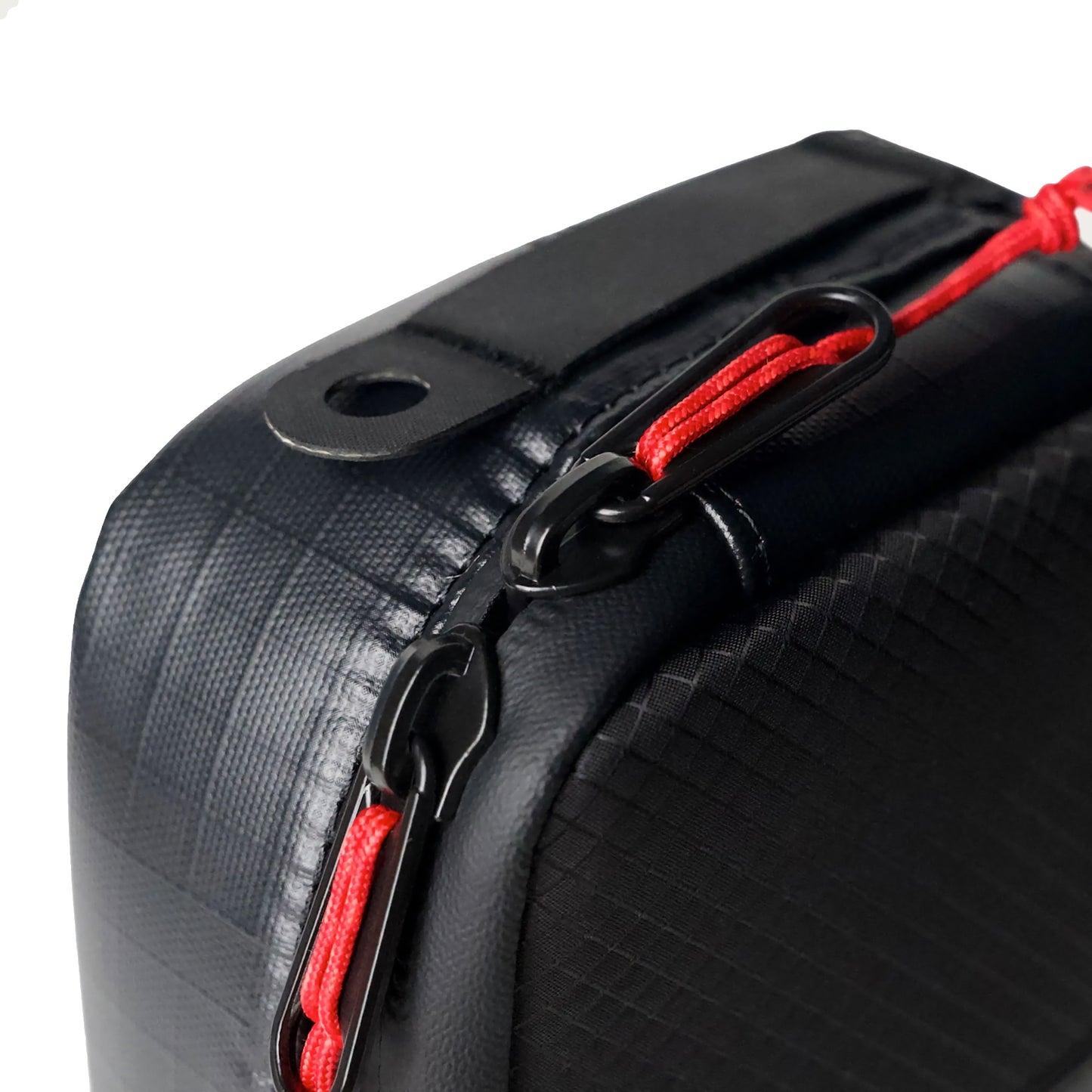 Nahaufnahme der MOMENT Wetterfestes Mobile Lens Carrying Case für 2 Linsen in schwarz, mit roter Kordel und schwarzen Haken auf weißem Hintergrund für optimalen Schutz Ihrer Fotoausrüstung.