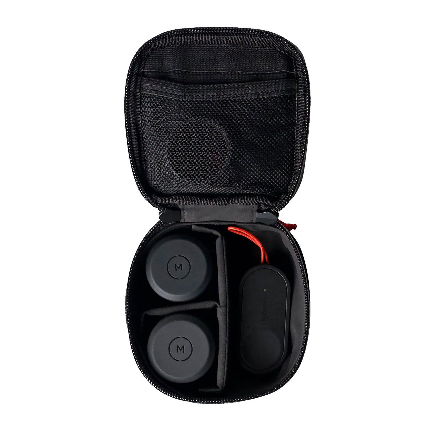 The MOMENT Wetterfestes Mobile Lens Carrying Case für 2 Linsen schützt Ihre Ausrüstung - geöffnet zeigt es zwei mit M gekennzeichnete Objektivdeckel und ein kleines schwarzes Zubehör, perfekt für den sicheren Transport Ihrer Fotolinsen.