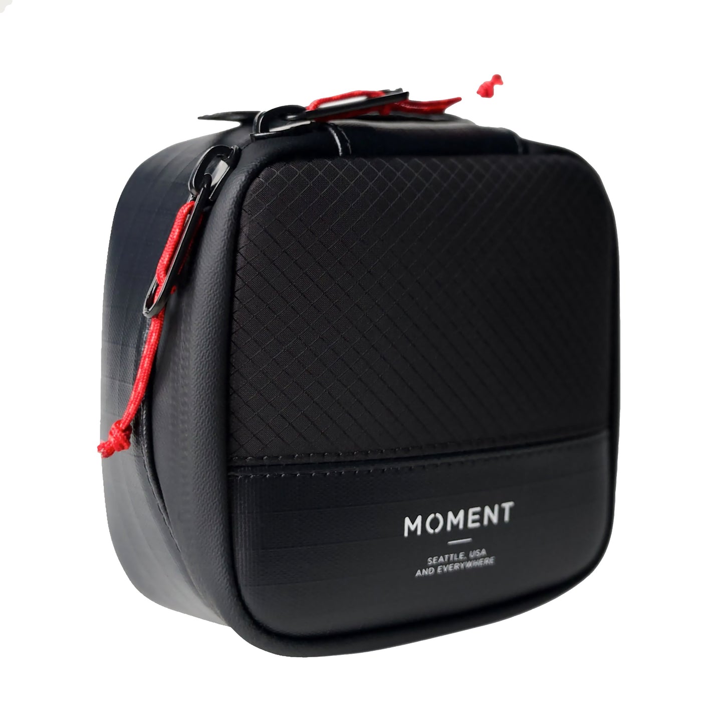 Die MOMENT Moment Wetterfestes Mobile Lens Carrying Case für 2 Linsen ist eine kleine schwarze Tasche mit rotem Reißverschluss und Kreuzschraffurmuster zum Schutz Ihrer Fotoausrüstung, dargestellt auf weißem Hintergrund.