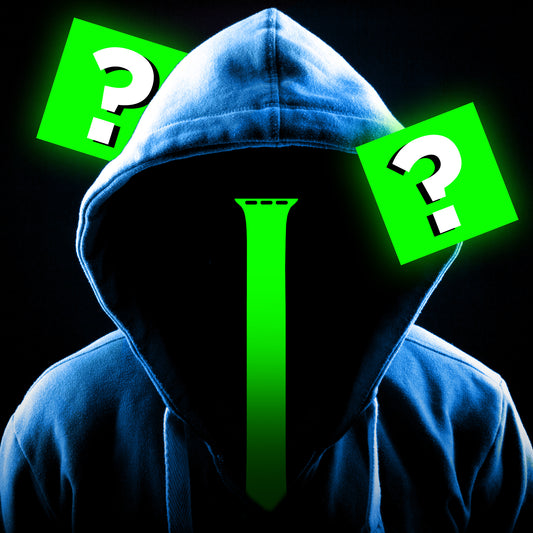 Eine Person in einem Kapuzenpullover, deren Gesicht verborgen ist. Zwei grüne Fragezeichen schweben vorbei, während auf ihrer Brust die Form einer grünen Krawatte zu sehen ist – ein Hinweis auf das arktisband MYSTERY?! Apple Watch Armband von arktisband.