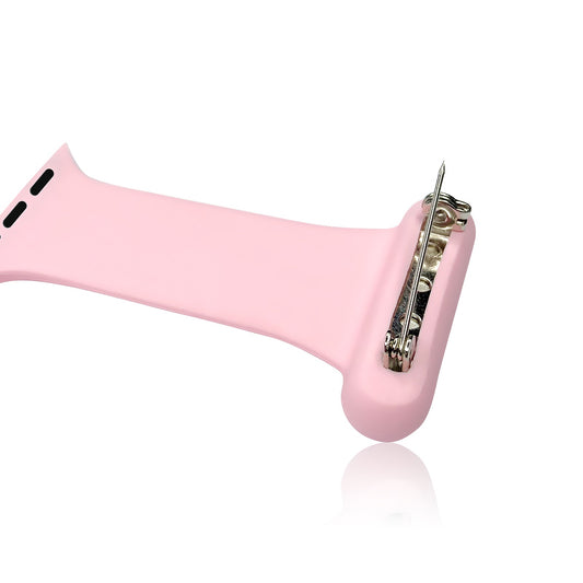 Das arktisband Apple Watch "NurseClip" ist ein rosafarbenes Silikonband mit einem Metallclip, das sich perfekt als Apple Watch Aufhänger für medizinisches Fachpersonal eignet, isoliert auf einem weißen Hintergrund dargestellt.