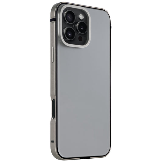 Das arktis iPhone 16 Pro Case Avantgarde von arktis ist ideal für Ihr silbernes Smartphone mit dreifacher Rückkamera, einer glatten, reflektierenden Rückseite und einem Aluminiumrahmen – schützt vor Fingerabdrücken und unterstreicht gleichzeitig das stilvolle Design des Telefons.
