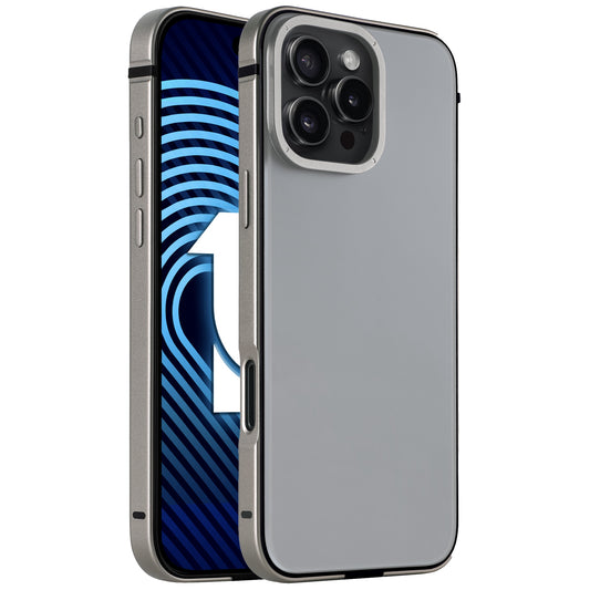 Das arktis iPhone 16 Pro Max wird mit einer Dreifachkamera und Blitz präsentiert. Das Gerät verfügt über einen Aluminiumrahmen und das transparente, fingerabdrucksichere arktis Avantgarde-Gehäuse. Auf dem Display ist ein blaues digitales Muster mit einem großen weißen Pfeil nach oben zu sehen.