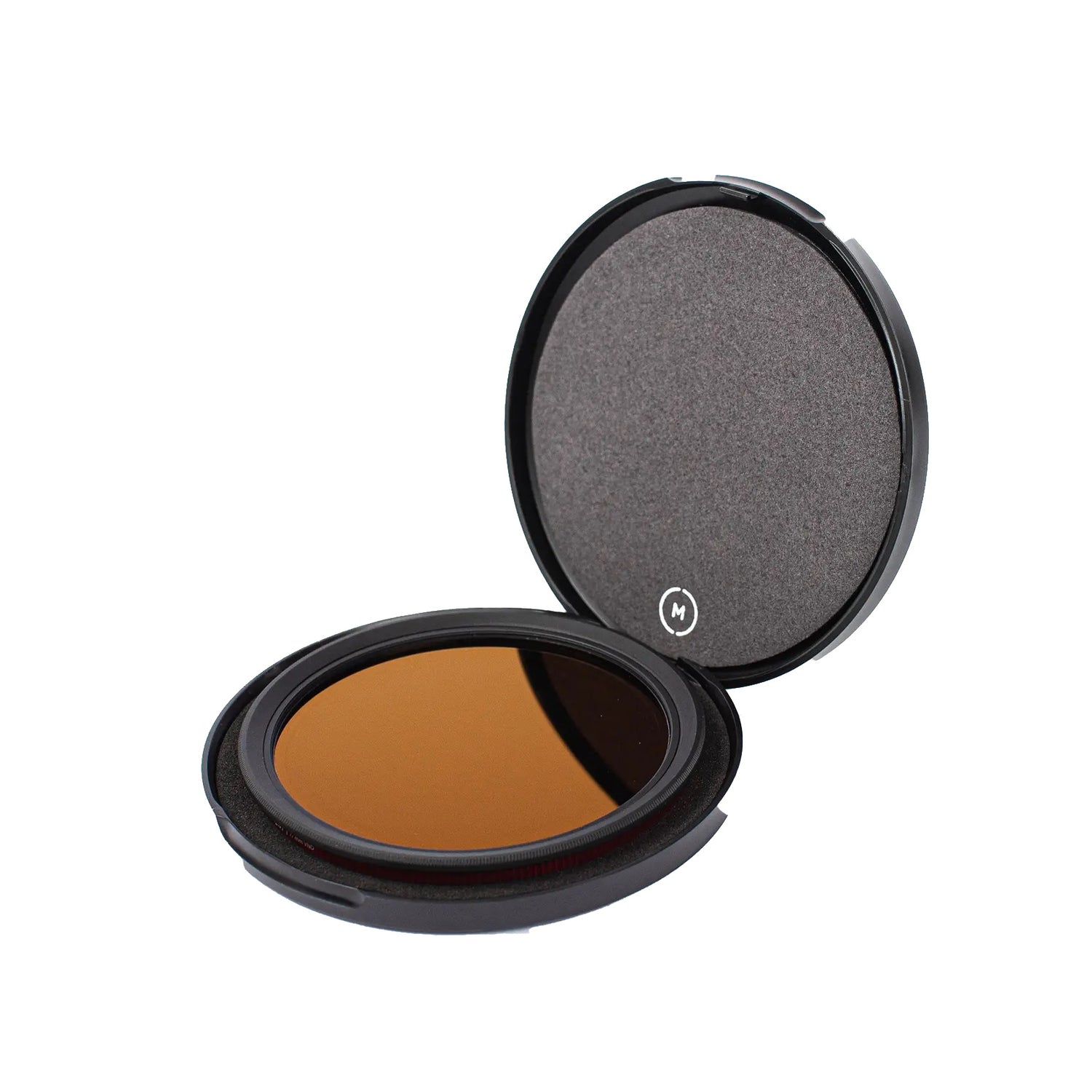 Der MOMENT 67mm Variable ND-Filter (2-7 Blendenstufen) zeichnet sich durch ein kompaktes, rundes Design mit orangefarbenem Glas und einem schwarzen Gehäuse aus, das den eleganten Look eines teilweise offenen Neutraldichtefilters widerspiegelt.