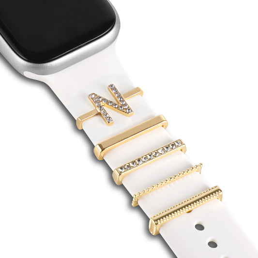 Die arktisband Apple Watch Charms „N Style“ von arktisband verleihen Ihrem weißen Smartwatch-Armband Details aus Gold und Strass, darunter den Buchstaben N.