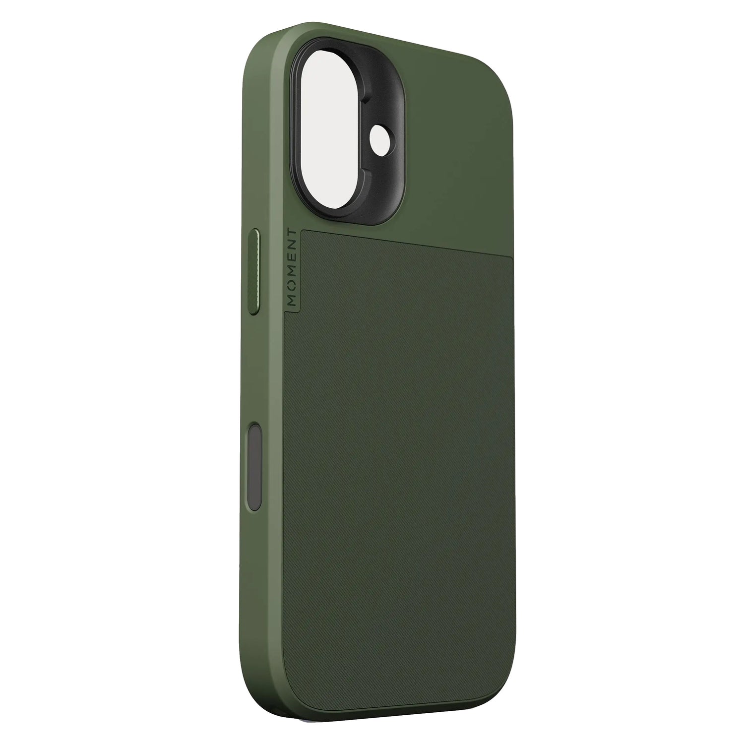 Die MOMENT iPhone 17 Kameratasche MagSafe in Dunkelgrün ist schräg auf weißem Hintergrund abgebildet und verfügt über einen schwarzen Kameraausschnitt und ein elegantes Design, das mit dem Moment MagSafe-Zubehör voll kompatibel ist.