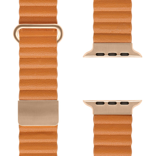 Eine Nahaufnahme des Arktisband Kunstlederarmbands „Gustino“ für die Apple Watch in Braun mit strukturiertem, geriffeltem Design und goldfarbenem Magnetverschluss, aus drei verschiedenen Blickwinkeln gezeigt.