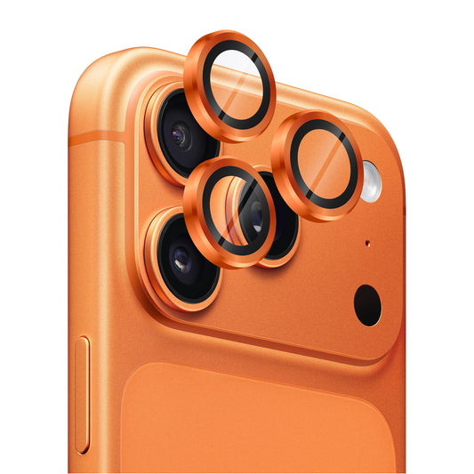 Nahaufnahme eines orangefarbenen Smartphones mit drei rückwärtigen Kameras. Der arktis iPhone 17 Pro Lens Protector von arktis wird sorgfältig auf jedes Objektiv aufgetragen, um es optimal zu schützen.