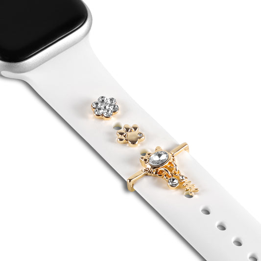 Eine Nahaufnahme zeigt ein weißes Arktisband Apple Watch-Armband mit Arktisband-Anhängern „Paw and Kitty“ – ein exklusives Accessoire für Ihre Apple Watch. Das Zifferblatt ist teilweise sichtbar.