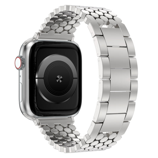 Arktisband Apple Watch Edelstahl Armband "Polaris": Verstellbares silbernes Metallgliederarmband von arktisband, präsentiert an einer Smartwatch mit schwarzem Display auf weißem Hintergrund.