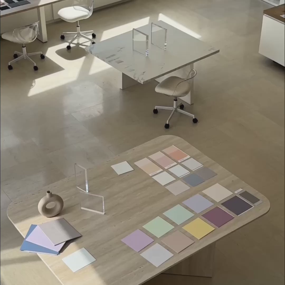 Die Hülle im bunten Neo-Marmordesign wird aus mehreren Perspektiven von einer Frau gezeigt. KI-generiert.