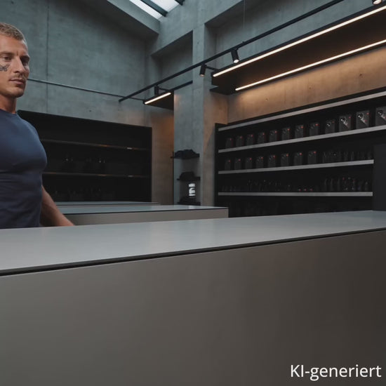 Ein Mann zeigt eine iPhone Hülle auf der sich der Aufdruck "Don't touch it. Sonst klatscht it" befindet. KI-generiert.