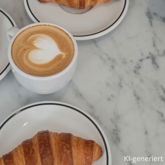 Die Hülle im Croissant-Design wird aus mehreren Perspektiven von einer Frau gezeigt. KI-generiert.