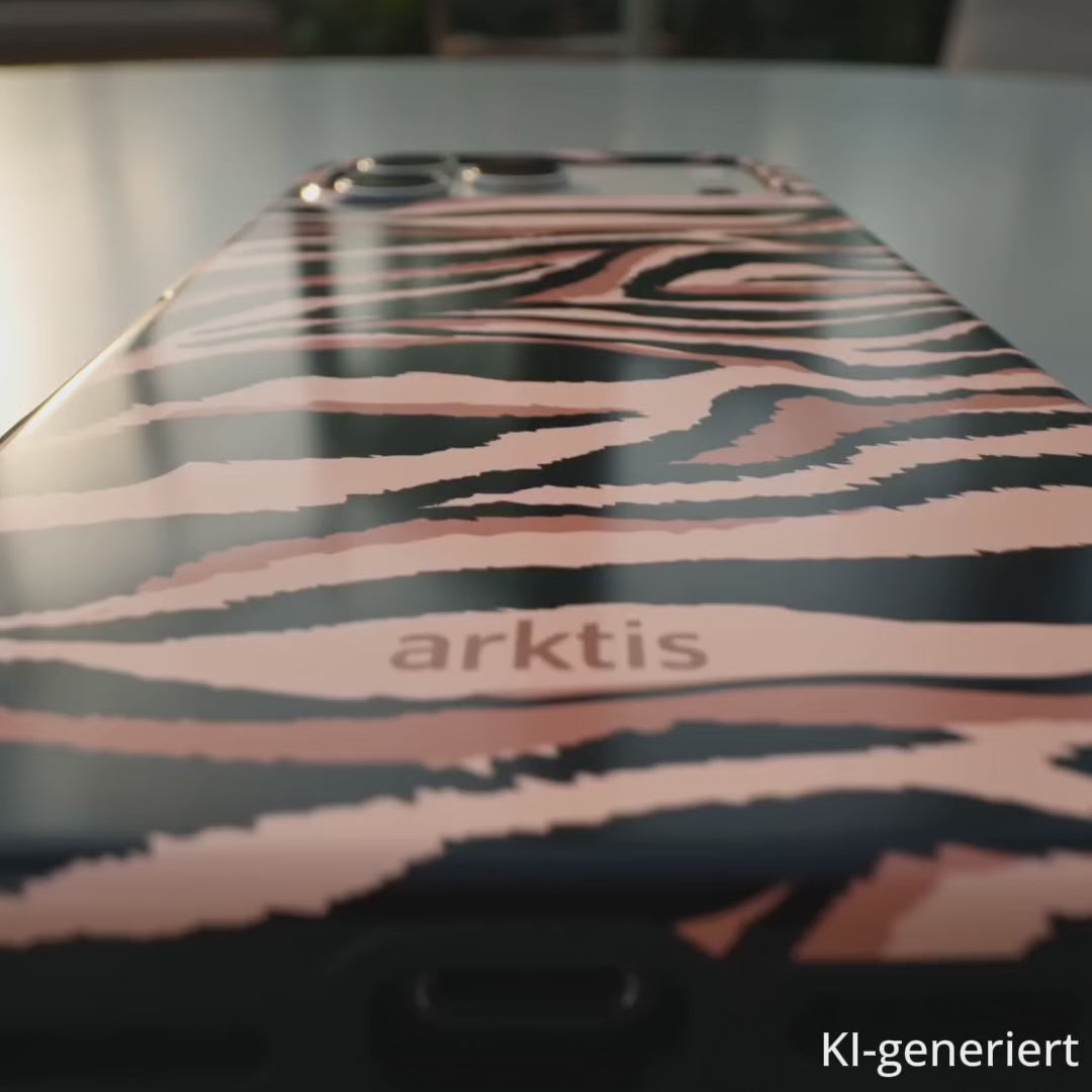 Eine Frau zeigt eine iPhone Hülle im braun-schwarzen Wildnis-Style. KI-generiert.