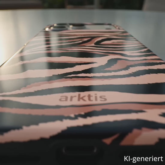 Eine Frau zeigt eine iPhone Hülle im braun-schwarzen Wildnis-Style. KI-generiert.